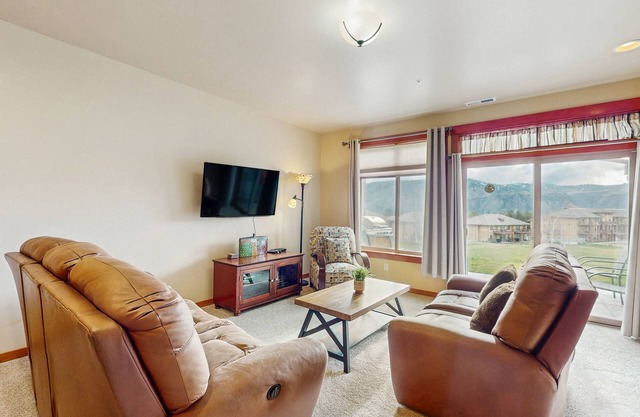Golf course condo with furnished patio - walk to dining
