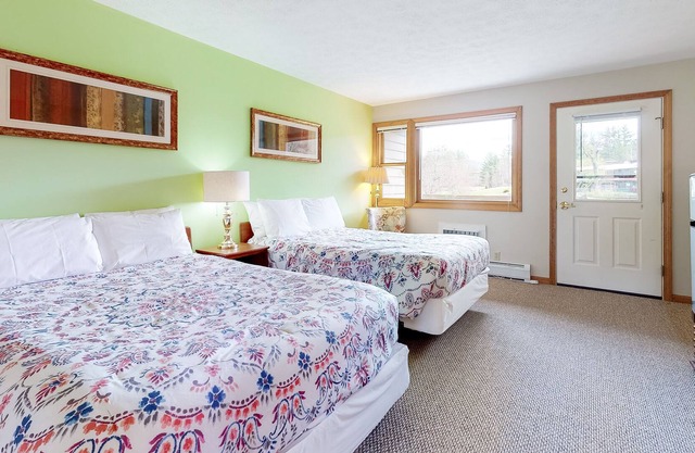 Golf-course studio with WiFi, & shared pools, hot tub, tennis, & game room