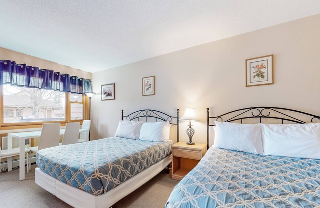 Golf Course View Studio w/ Fast WiFi plus Shared Pools, Hot Tub, & Game Room