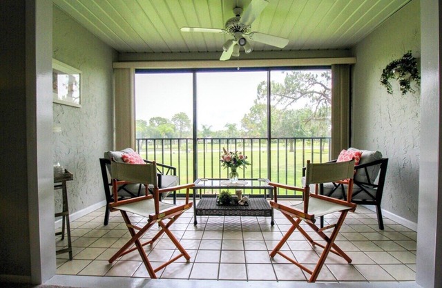 Golf course views - 2/2 condo - Palm Aire Paradise