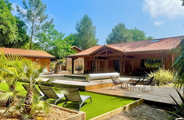 GOLF de Bisca, wooden villa, lake on foot, heated SWIMMING POOL, 4-star rating.