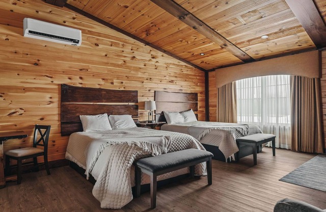 Golf, Outdoor Bar, Restaurant - The Oakwood Cabin