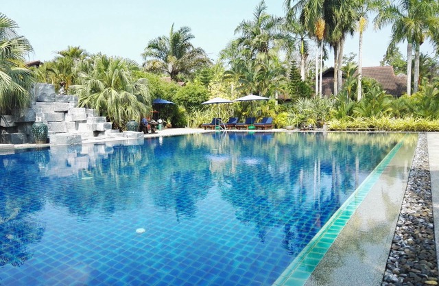 Golf paradise!Villa Daily. Service, exclusive quiet location with garden and jacuzzi