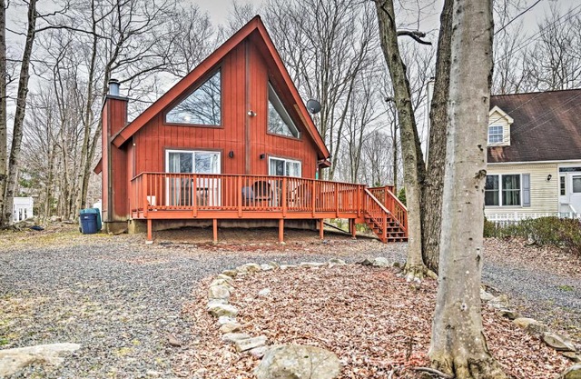 Golf, Ski and Fish Cabin with Deck in Tobyhanna!
