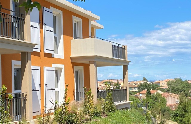 Golfe de Saint Tropez. Appartement Avec Piscine Dans Résidence Neuve à Cogolin