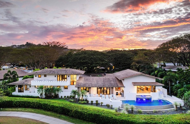 Golfer's Favorite Villa with Pool, Golf Cart & Beach Club Access, 2-Min Golf Cart ride to the Beach