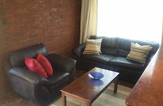 Gondo Hill Cottage Upmarket Borrowdale Tranquile, Mature Garden and Fresh Air.