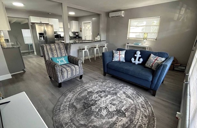 Gone Coastal , Great Home. Beaches, space X , FIT, Restaurants, Marina & More