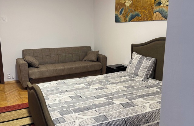 Good apartment near 10 minutes walk to IOR park and 5 minutes to Titanii park.