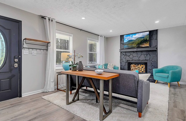 GoodKarma Rentals - Newly Renovated! Spacious - Comfy Home with Large fenced yar
