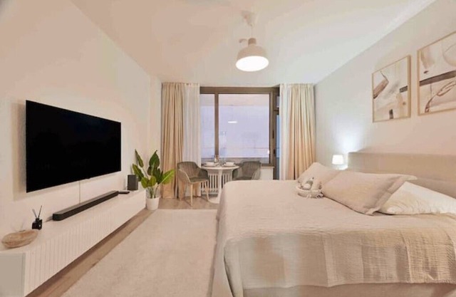 Goodliving Apartments Studio Balcony Netflix