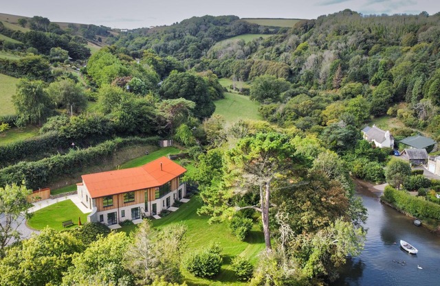 Goodshelter Bay - a large modern waterfront house with private slipway