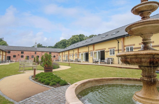 GOODWOOD COTTAGE, pet friendly, with a garden in West Felton