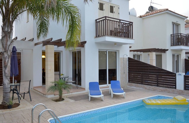 GOOFY, 2 bedroom villa, CAR, POOL, WiFi, near pernera center, near beach