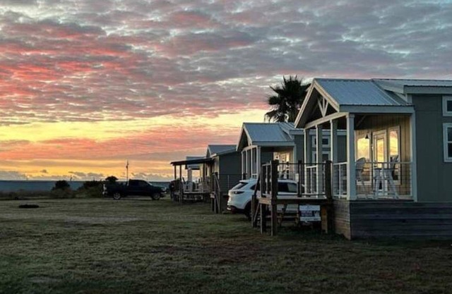 Goose Island Flats - The Ibis 1 BR 1 BA