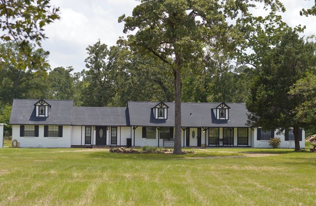 Gorgeous 10 Acre Farmhouse + Lake Conroe Area + Private Pond