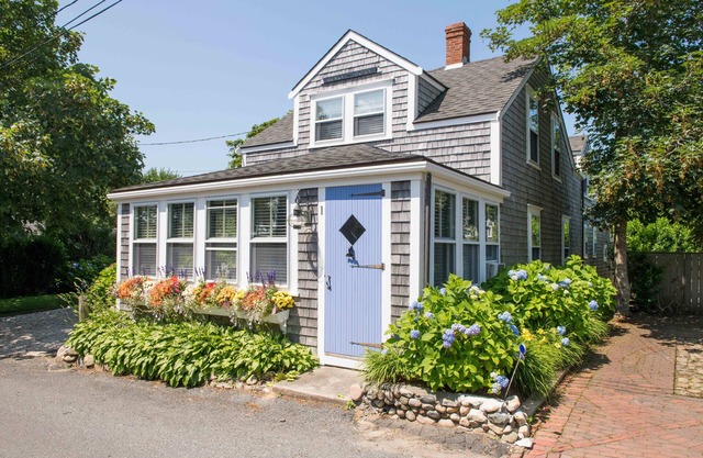 Gorgeous 10 min. walk to Downtown. Perfect for families. Large backyard.