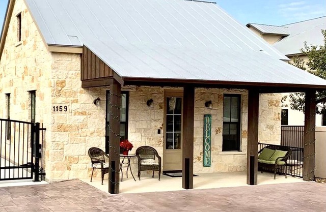 Gorgeous 2 bedroom Casita on the Guadalupe River walking distance from Gruene.