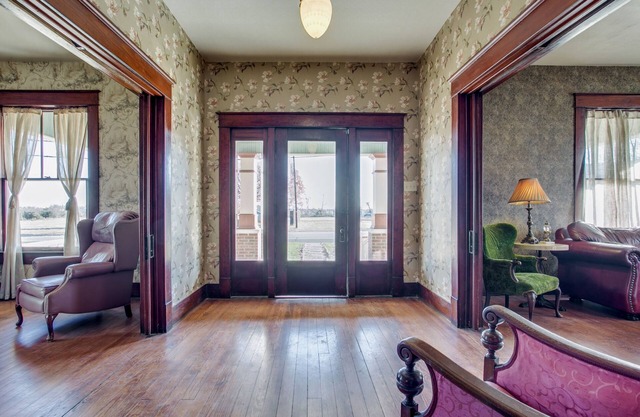Gorgeous 20s Historic Mini Mansion. King & Queens. Downtown Strip.