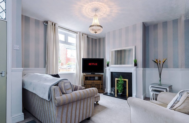 Gorgeous 3 bed terrace, Sleeping 4 people FREE Wi-Fi & parking. Walking distance to Town Centre