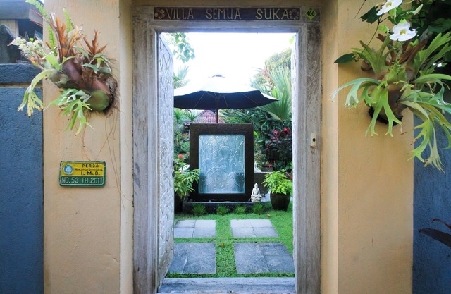 Gorgeous, 3-bedroom Villa in the village of Penestanan/Ubud with AC, WiFi, Pool.