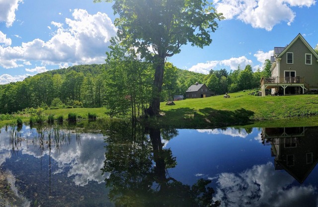 Gorgeous 3-BR Song Sparrow Cottage. Gardens, trails, breathtaking foliage.