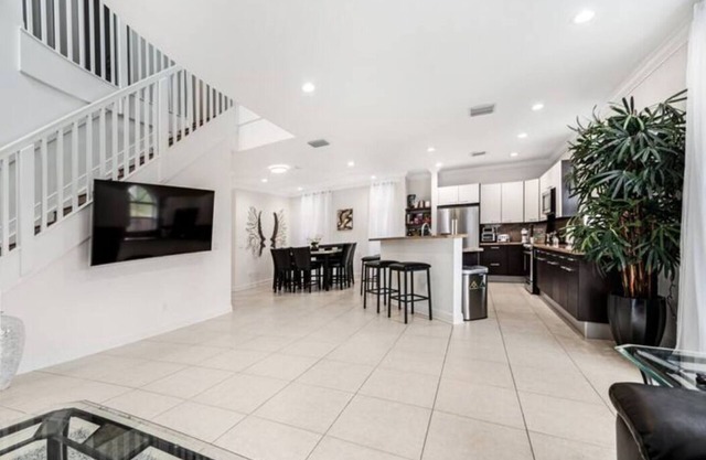 Gorgeous 4 bed/4 bath @ Endless Summer