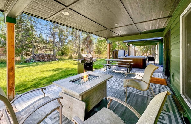 Gorgeous 4 Bedroom Cabin w/Hot Tub in Donnelly!