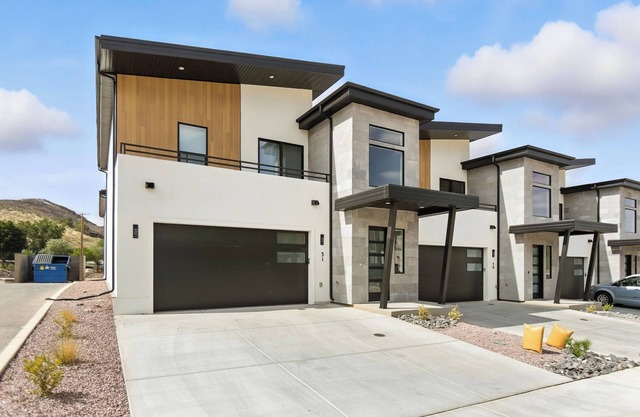 Gorgeous 4-bedroom condo with AC and private hot tub in Hurricane. NO CHORES!