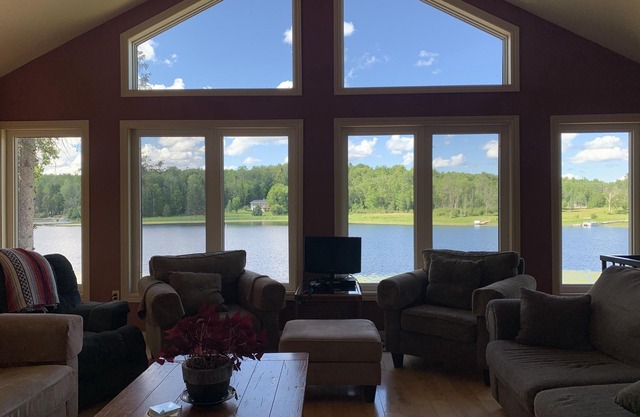 GORGEOUS 4 Season WATERFRONT Cottage Family Getaway, Sleeps up to 14 w loft apt