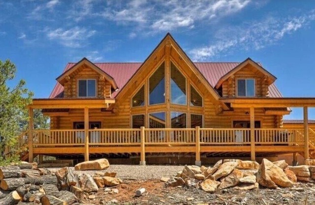 Gorgeous 5 Bedroom Log Cabin for your ALL YEAR relaxation by Zion National Park