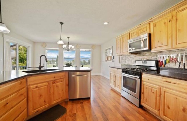 Gorgeous 6BR Lake View Retreat in Saratoga Springs