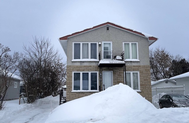 Gorgeous and cozy 3 bedroom apartment near all amenities.