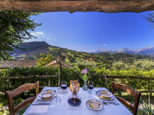 Gorgeous Apartment with Pool near Sibillini Mountains