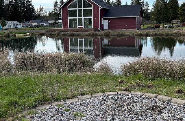 Gorgeous cabin, secluded fishing pond, swimming, paddling. Central for Daytrips!