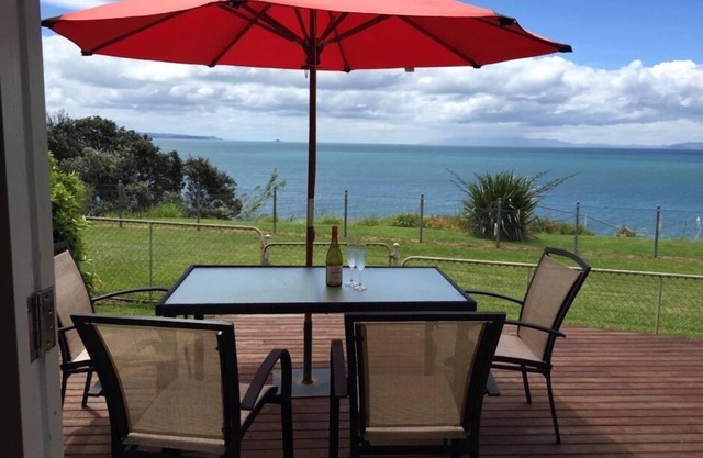 Gorgeous Cliff Top Kiwi Bach facing the sea