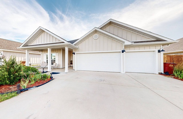 Gorgeous coastal home w/plenty of space, close to everything - dog friendly