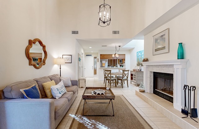 Gorgeous condo w/shared tennis court & nearby playground