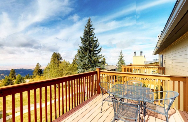 Gorgeous condo with beautiful views - close to the slopes