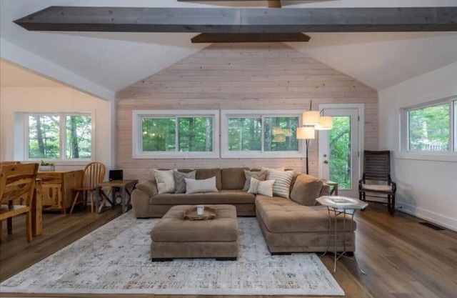 Gorgeous Cottage on Six Mile Lake in Muskoka