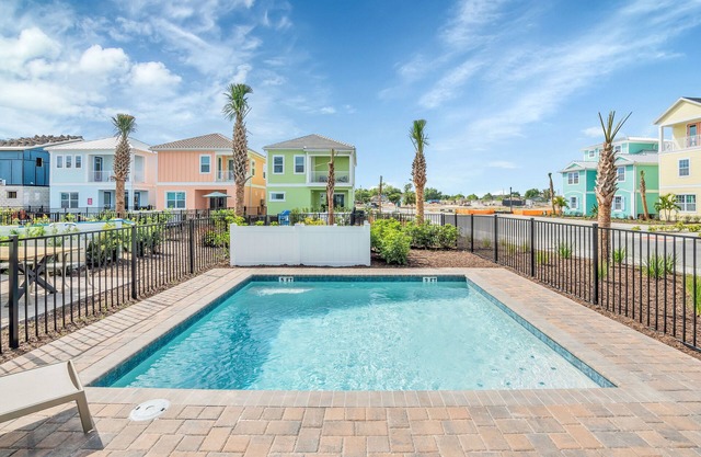 Gorgeous Cottage w/Private Pool + Balcony, Near Disney!