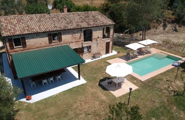 Gorgeous country Villa with pool. Great views, close to beaches, total privacy!