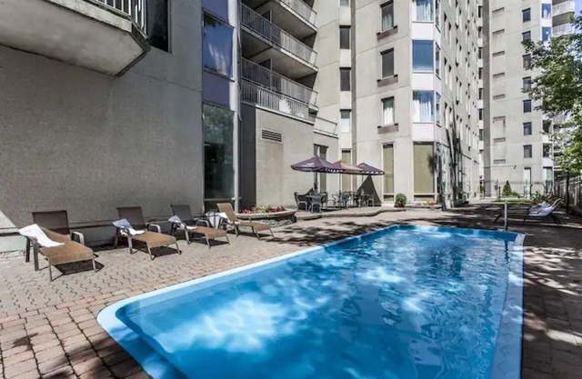 GORGEOUS DOWNTOWN SUITE WITH BALCONY, POOL & FREE GARAGE, NEAR THE BELL CENTERn