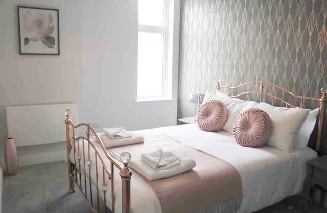 Gorgeous Flat w/Balcony, Free PKG & Beach Nearby