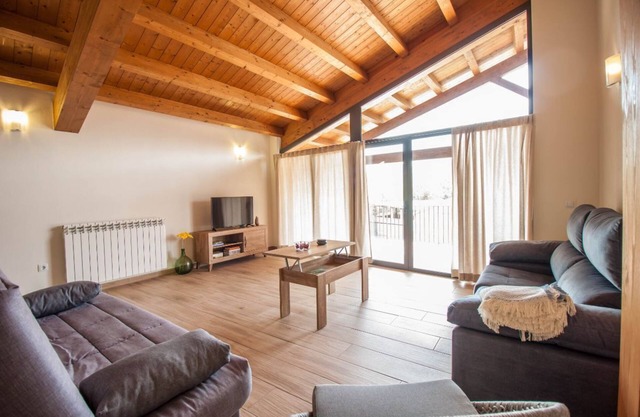 Gorgeous fully restored and secluded cabin in the Capsec neighborhood