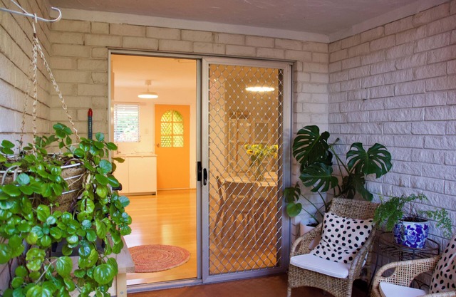 Gorgeous Garden Ground Floor Gem in Nedlands - close to Claremont. Pet Friendly!