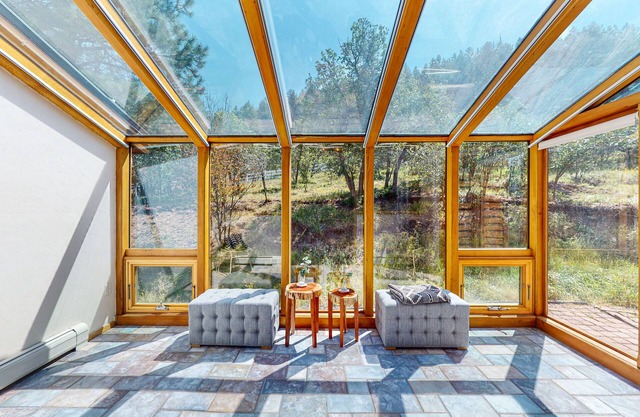 Gorgeous getaway with deck, sun room, fireplace, washer/dryer, & WiFi