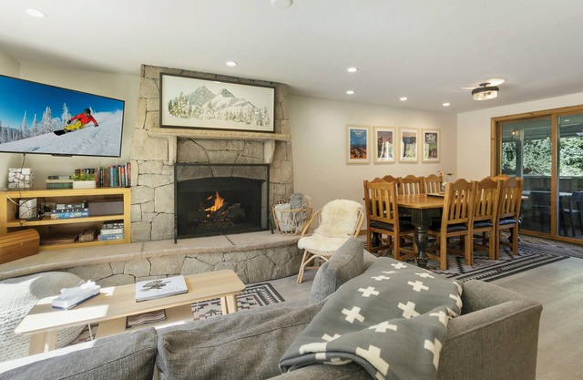 Gorgeous Golf Course Townhome, Private Hot Tub, Minutes to Vail/Beaver Creek