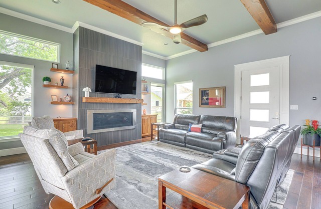 Gorgeous Granbury Lake House w/Hot Tub & Dock!