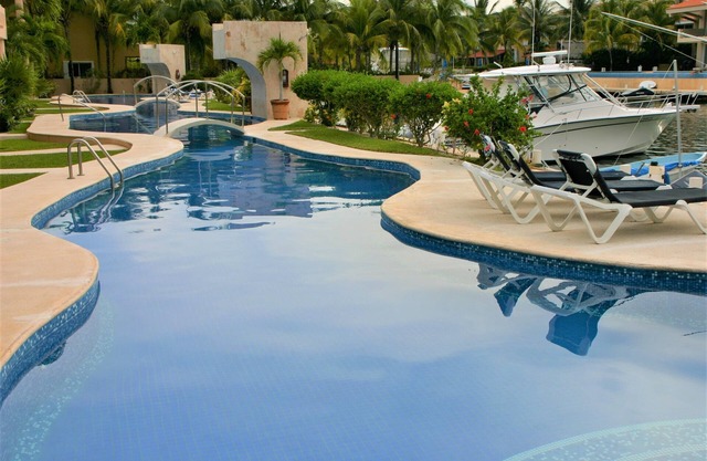 Gorgeous Ground Level 3 Bed, 3.5 Bath Condo on Marina canal. Sleeps 6